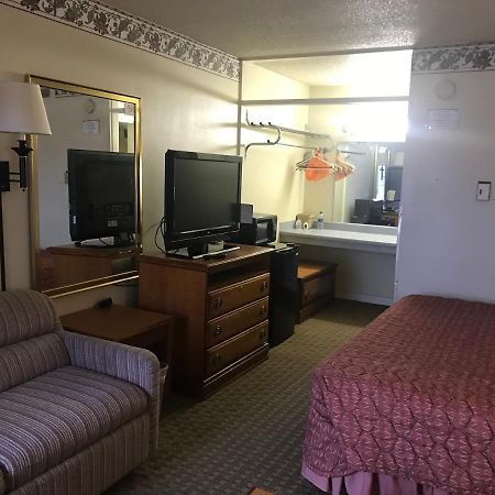 Tyler Inn & Suites ภายนอก รูปภาพ