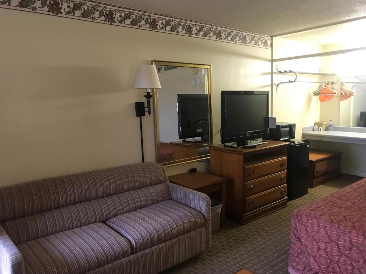 Tyler Inn & Suites ภายนอก รูปภาพ