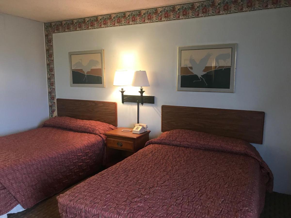 Tyler Inn & Suites ภายนอก รูปภาพ