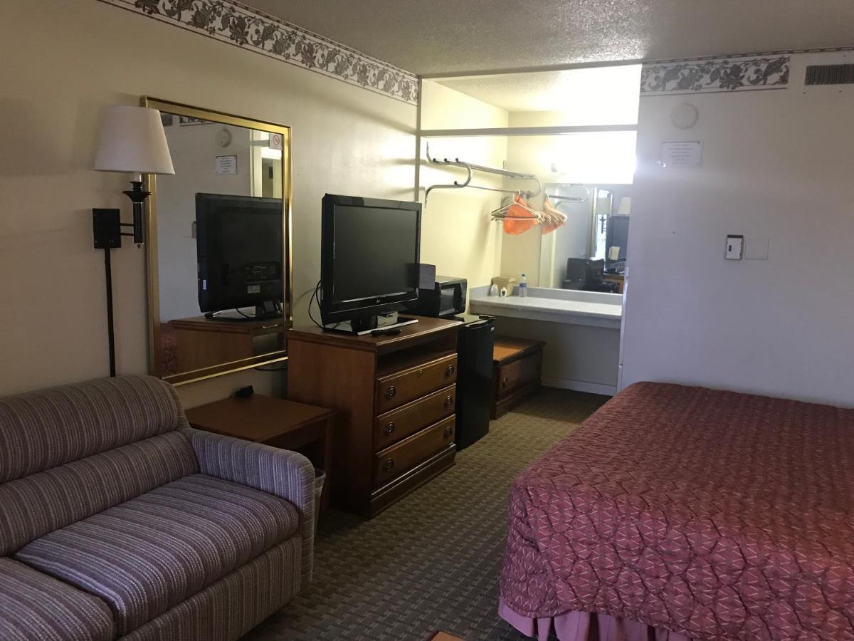 Tyler Inn & Suites ภายนอก รูปภาพ